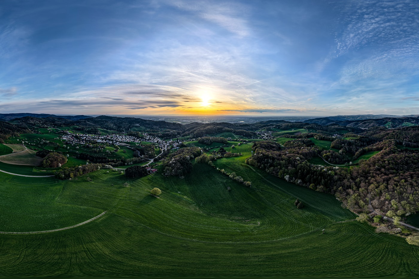 Blick über bewaldete Hügel im Westerwald